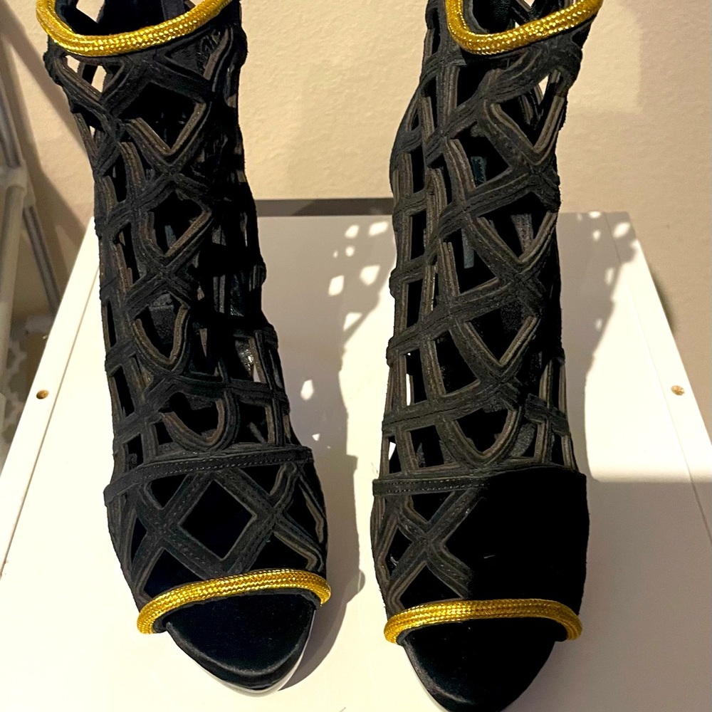 Burberry peep toe bootie